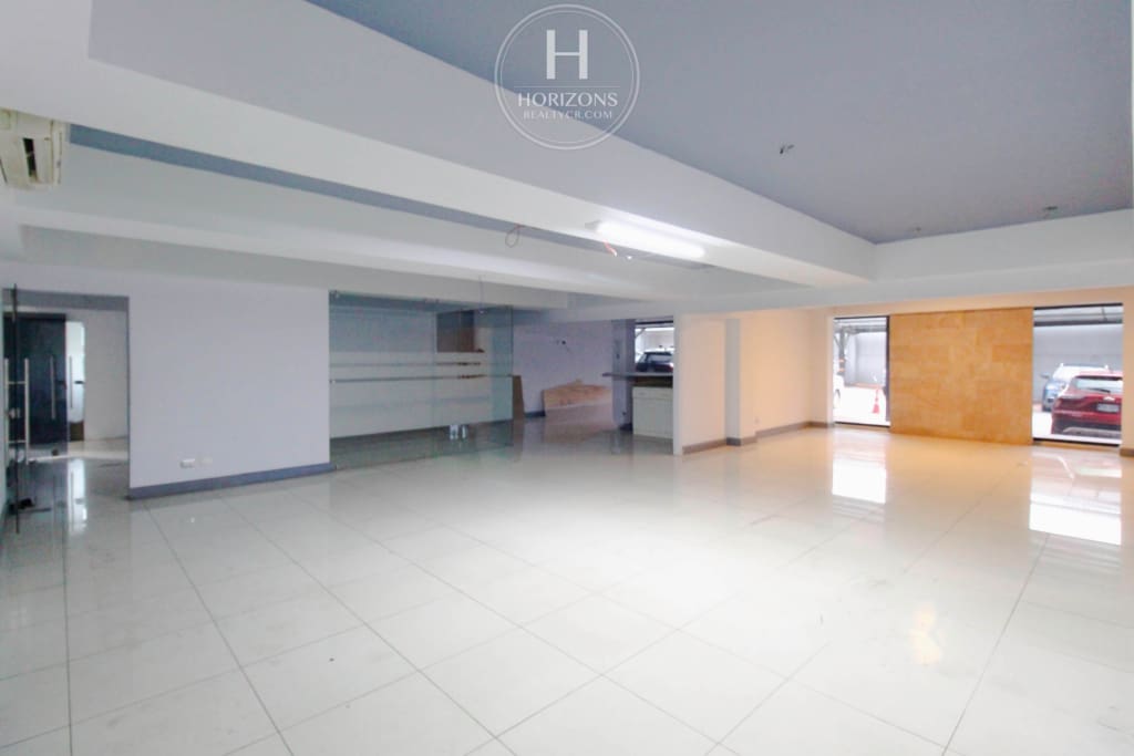 Se Alquila Local Comercial de 370m² en Barrio Tournon, San Jose 10 Estacionamientos hcr47