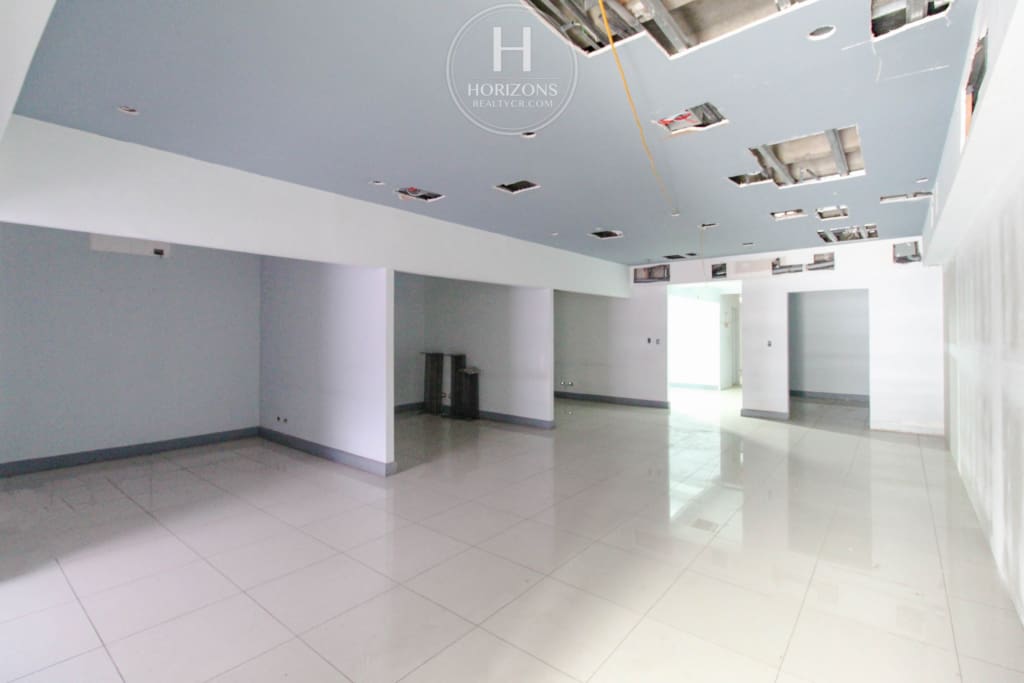 Se Alquila Local Comercial de 370m² en Barrio Tournon, San Jose 10 Estacionamientos hcr47