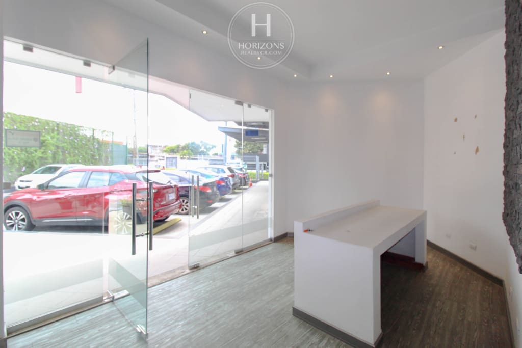 Local en Alquiler! 120m² Ubicados en Barrio Tournon, San Jose hcr49
