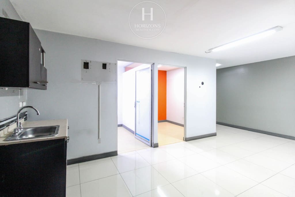 Se Alquila Local Comercial de 370m² en Barrio Tournon, San Jose 10 Estacionamientos hcr47