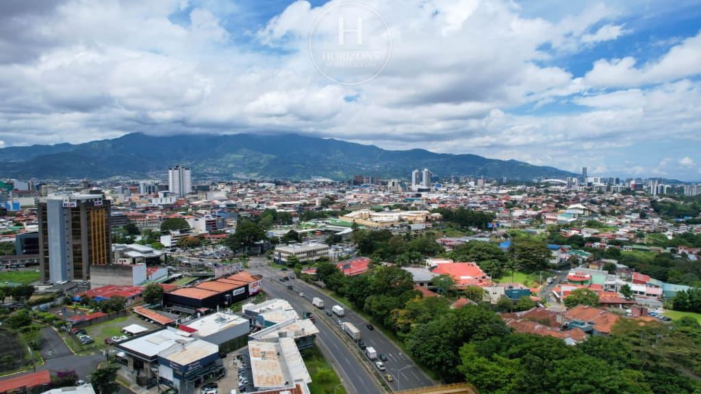 Se Alquila Local Comercial de 370m² en Barrio Tournon, San Jose 10 Estacionamientos hcr47