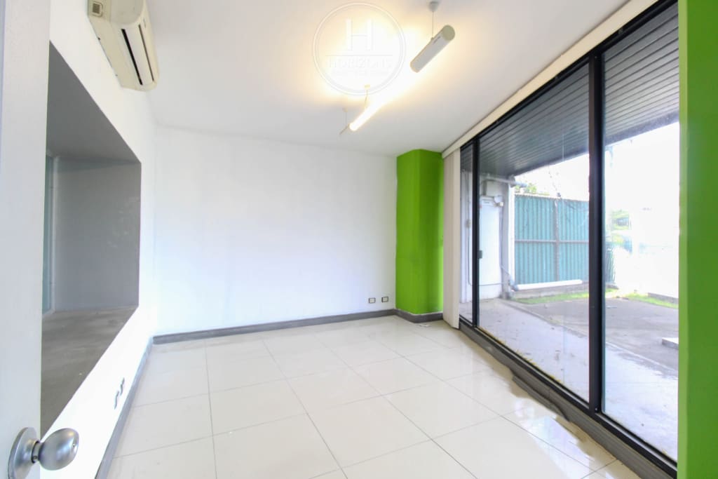 Se Alquila Local Comercial de 370m² en Barrio Tournon, San Jose 10 Estacionamientos hcr47