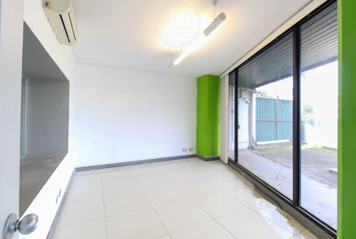 Se alquila local comercial en Barrio tournon-6