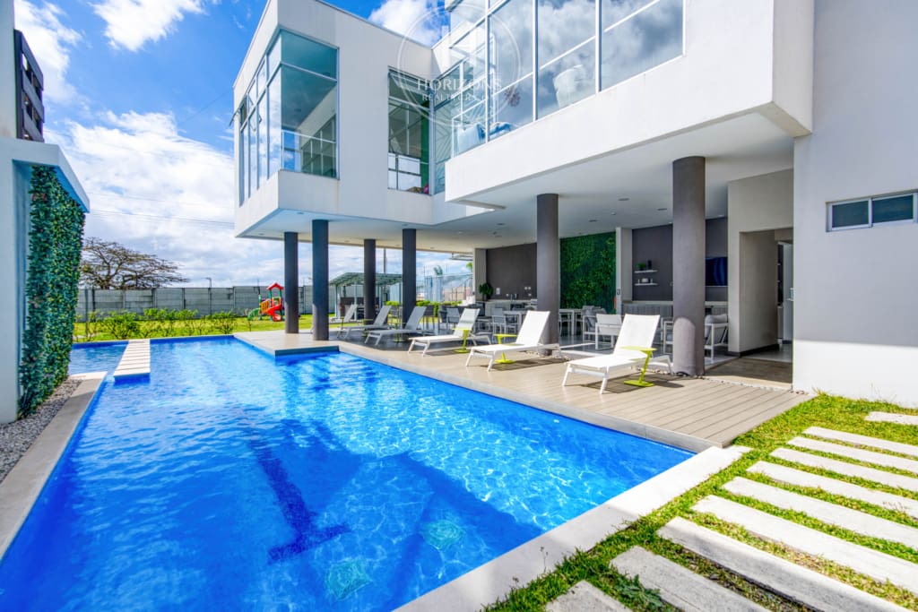 Casa en Venta en Condominio M.O. Living con Gym y Patio en San Rafael de Montes de Oca noj1043