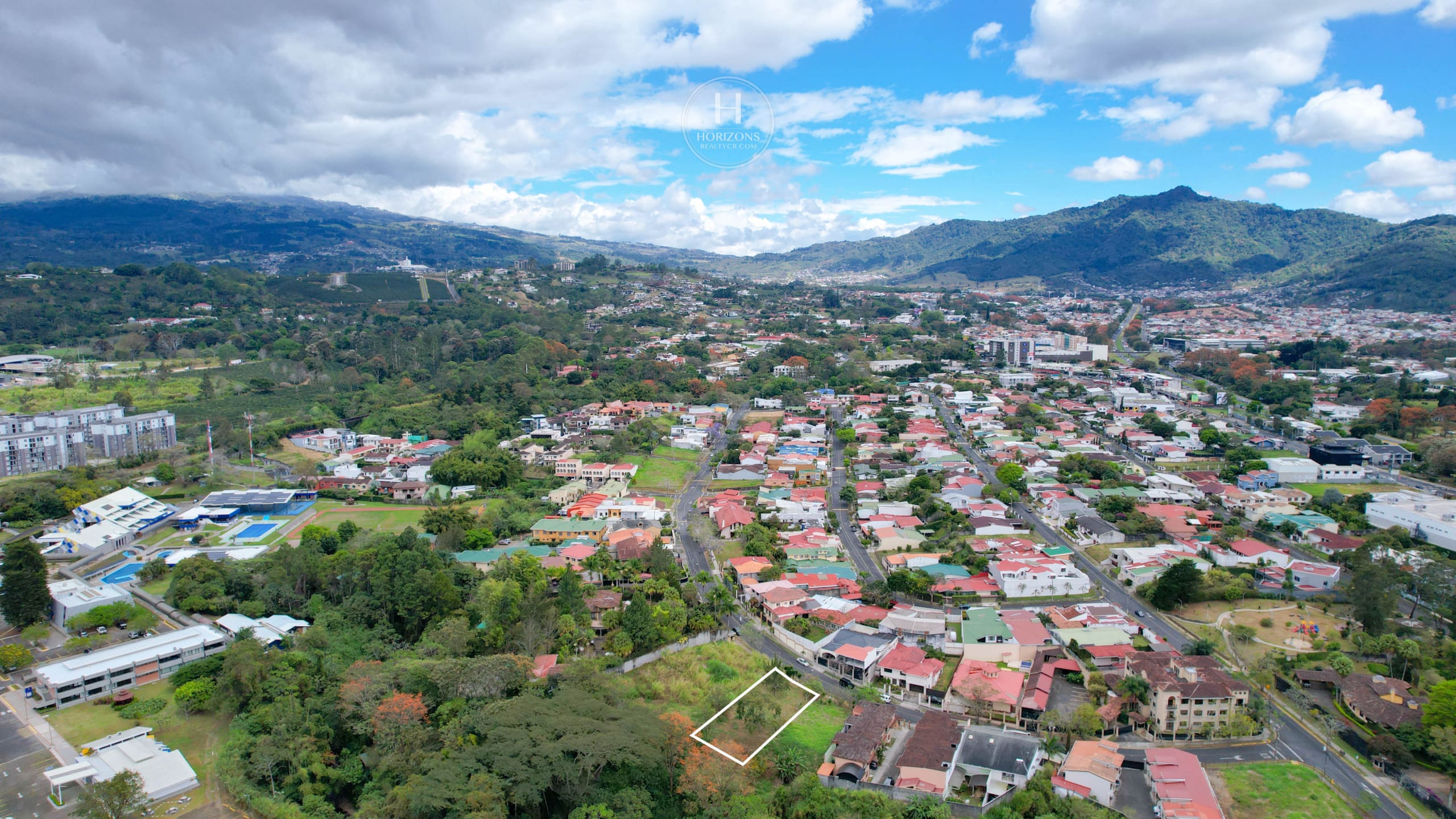 Venta de Lote Pinares de Curridabat: Ubicación Estratégica y Potencial de Desarrollo Residencial noj1048