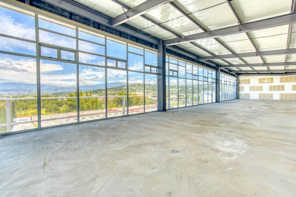 Expande Tu Negocio En Santa Ana – Alquiler De Local Comerciales Con Alta Visibilidad  Noj1055