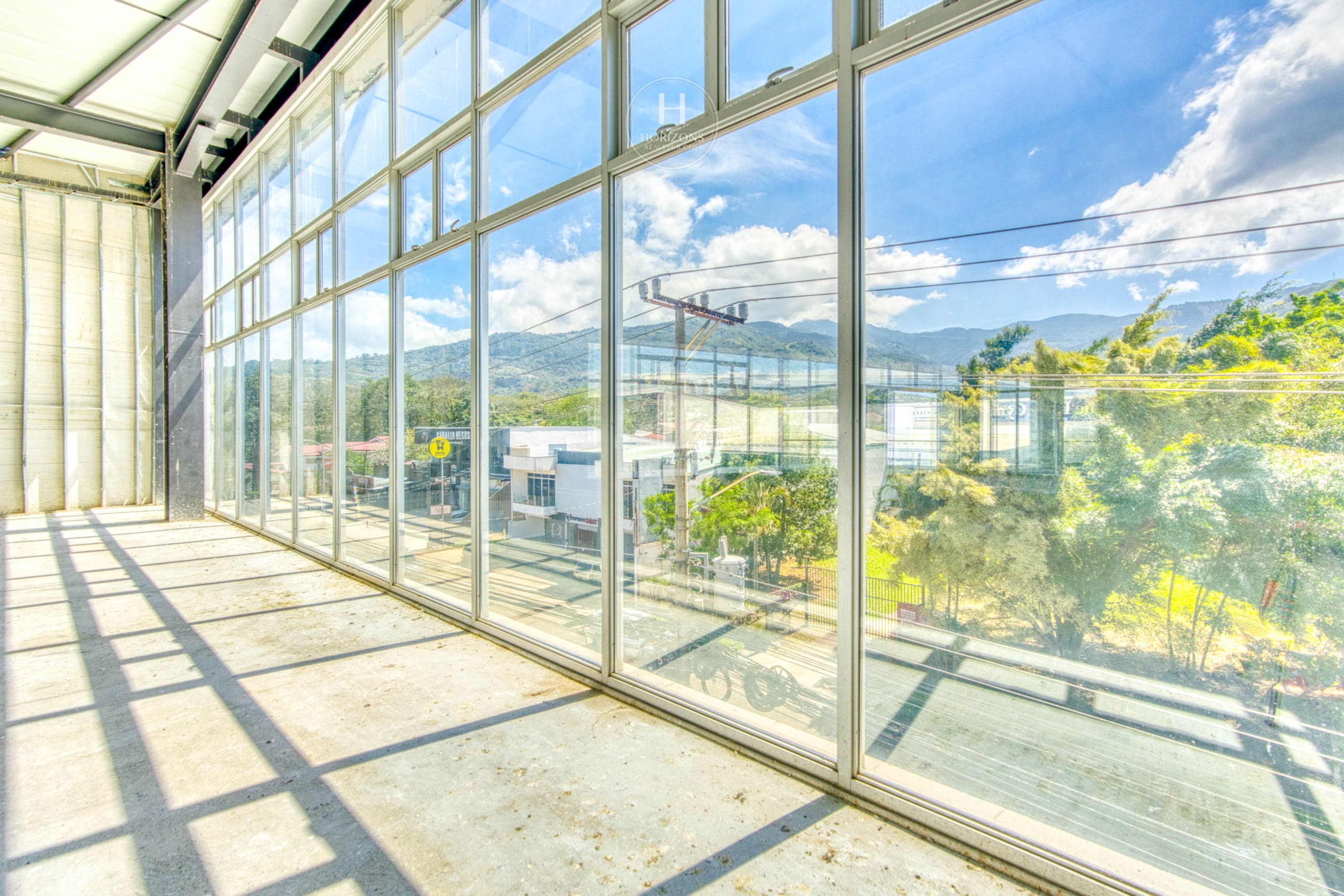 Se Alquila 710m² Local Comercial en Santa Ana Town Center 20 Parqueos noj1056