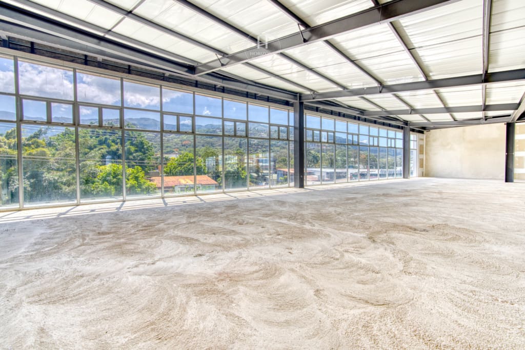 Se Alquila 710m² Local Comercial en Santa Ana Town Center 20 Parqueos noj1056