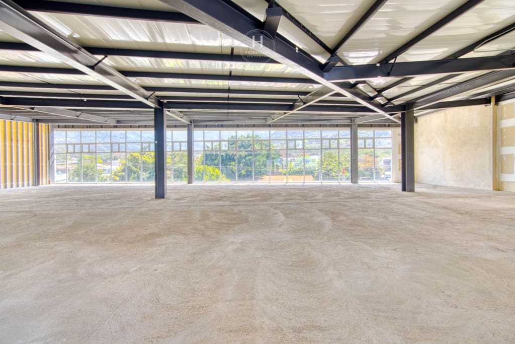 Se Alquila 710m² Local Comercial en Santa Ana Town Center 20 Parqueos noj1056