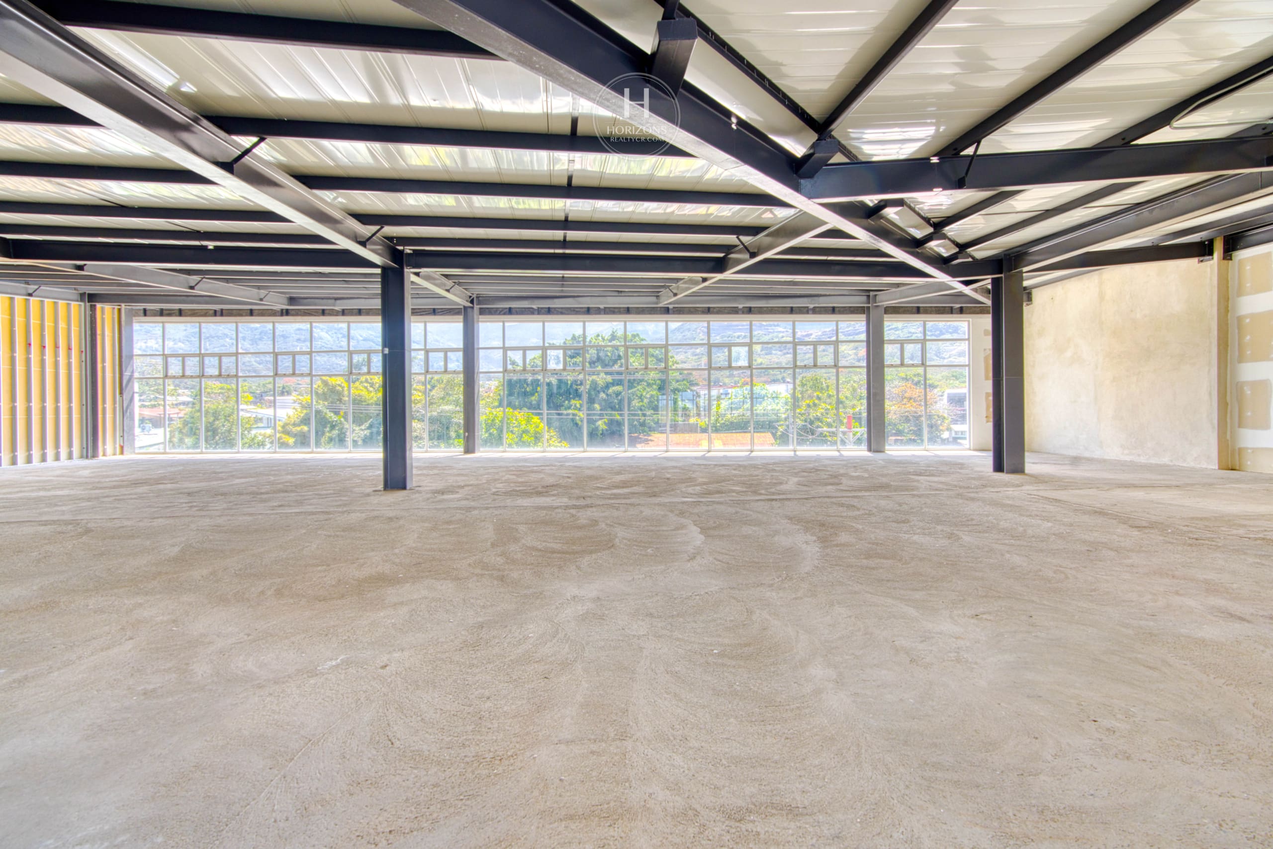 Se Alquila 710m² Local Comercial en Santa Ana Town Center 20 Parqueos noj1056