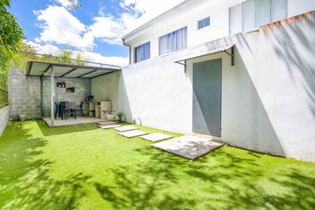 Venta de Complejo de Apartamentos en Curridabat Inversión Rentable noj1053