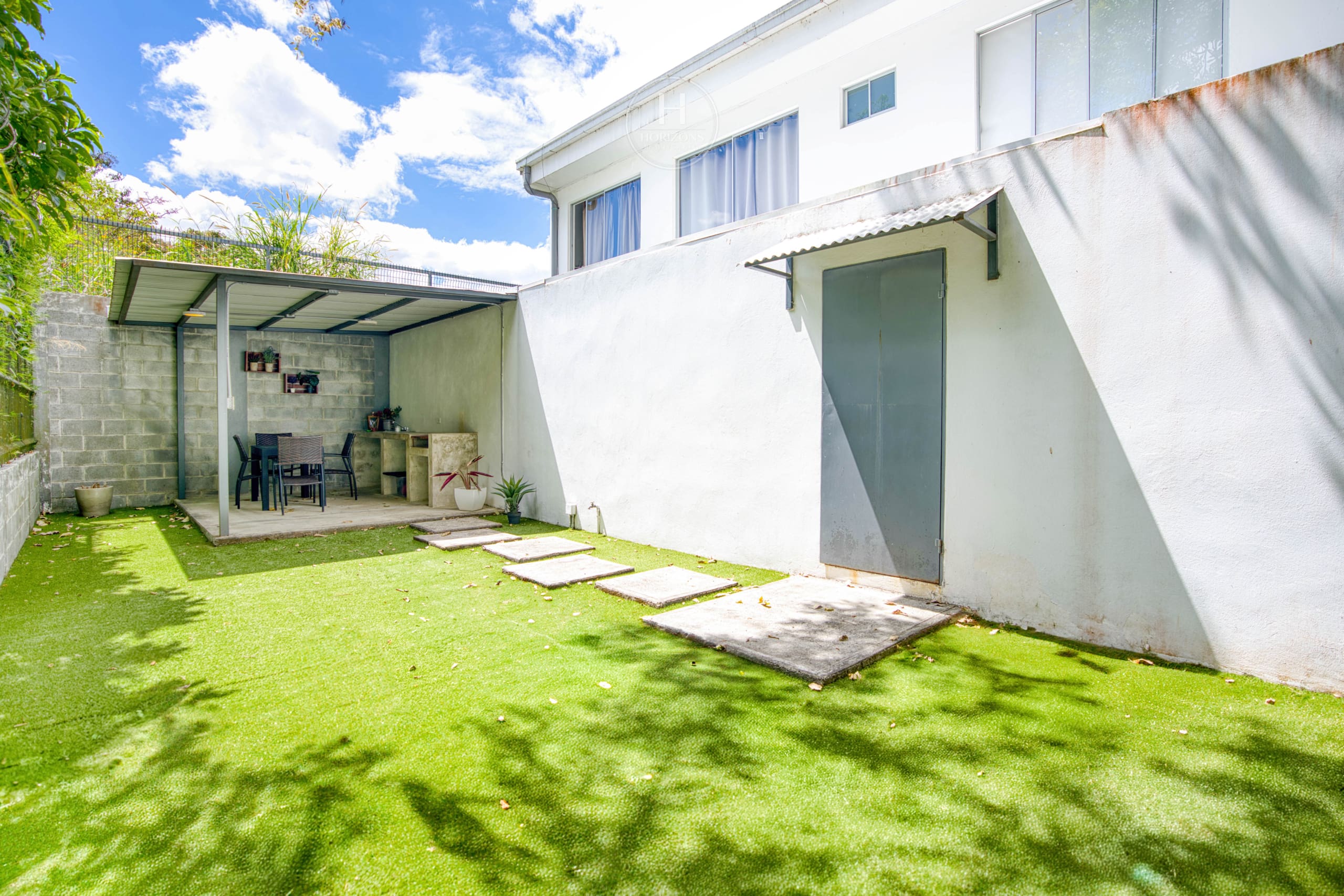 Venta de Complejo de Apartamentos en Curridabat Inversión Rentable noj1053