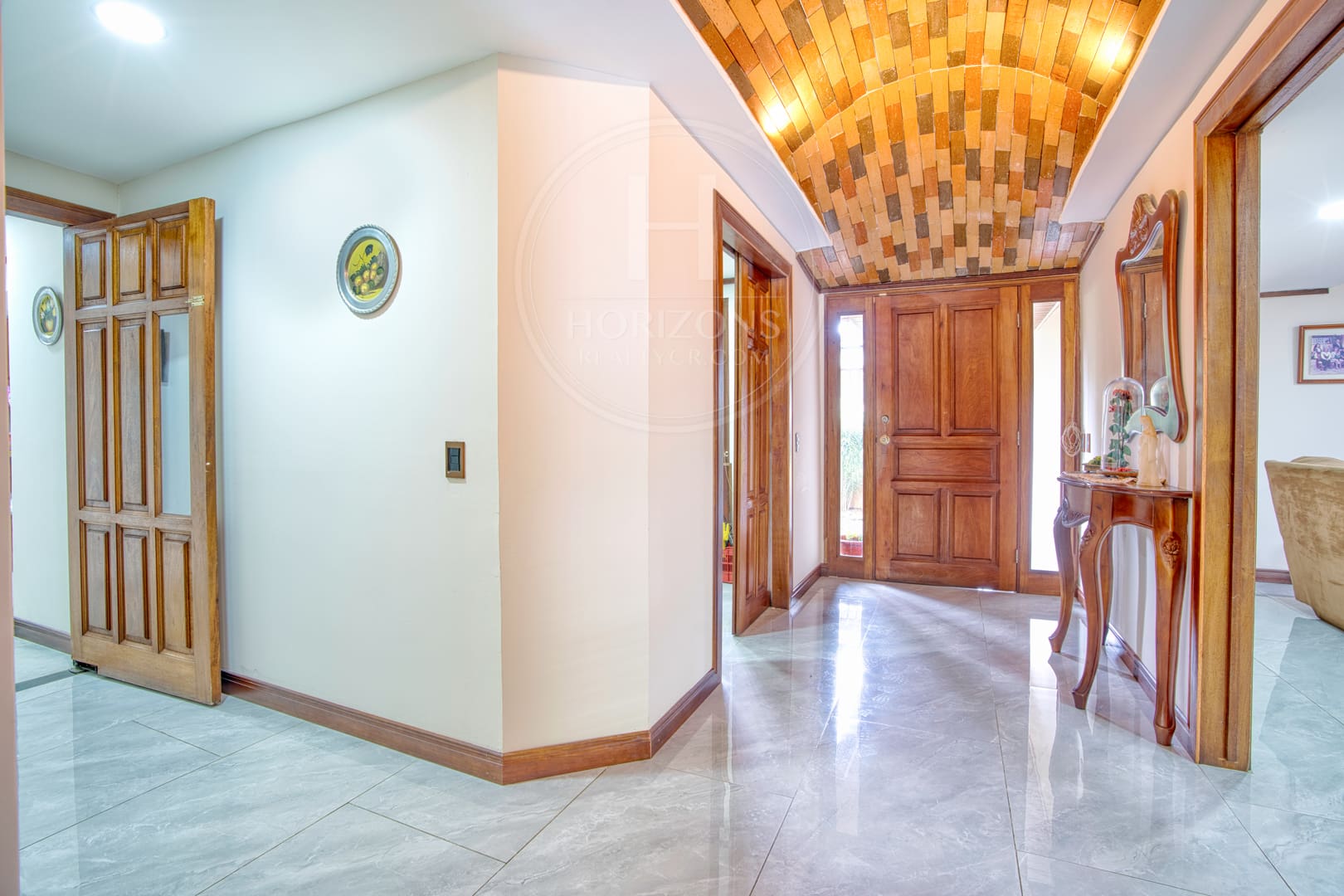 Casa de 1 Planta en Sabanilla 4 Habitaciones + Apartamento en Residencial Pocas Casas nja1317