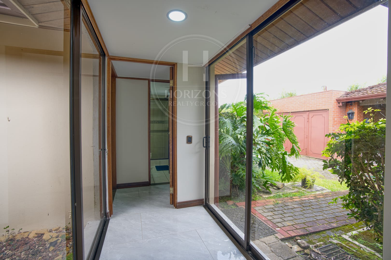 Casa de 1 Planta en Sabanilla 4 Habitaciones + Apartamento en Residencial Pocas Casas nja1317