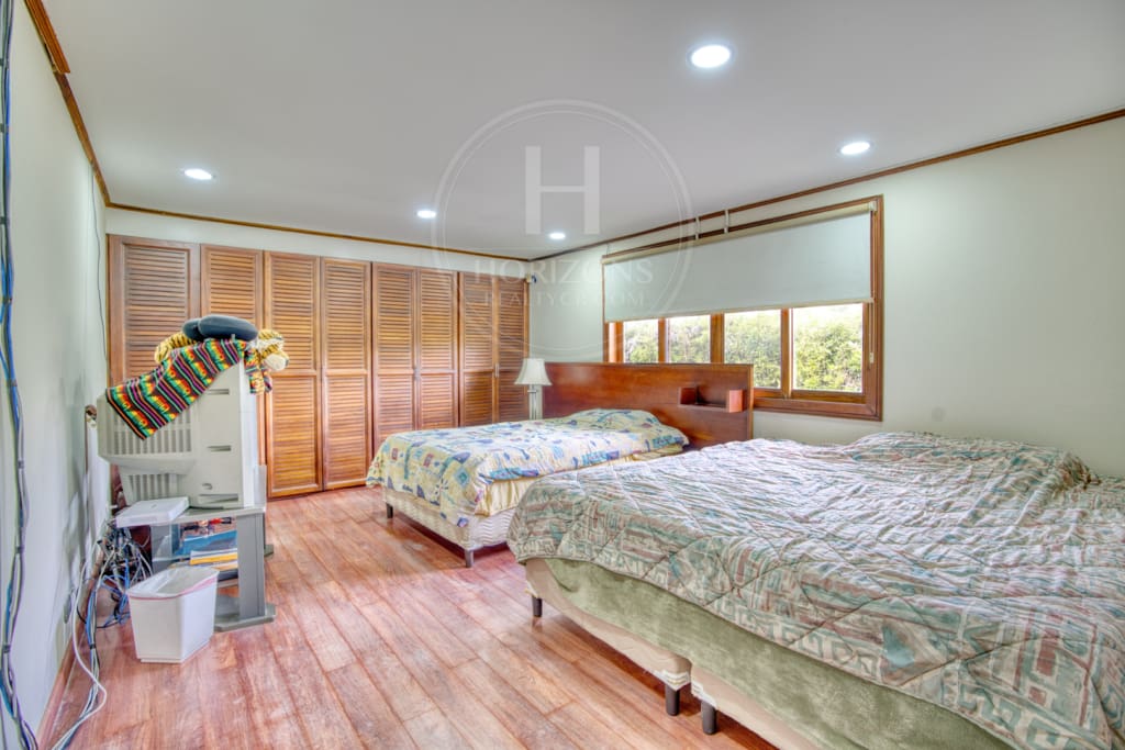 Casa de 1 Planta en Sabanilla 4 Habitaciones + Apartamento en Residencial Pocas Casas nja1317