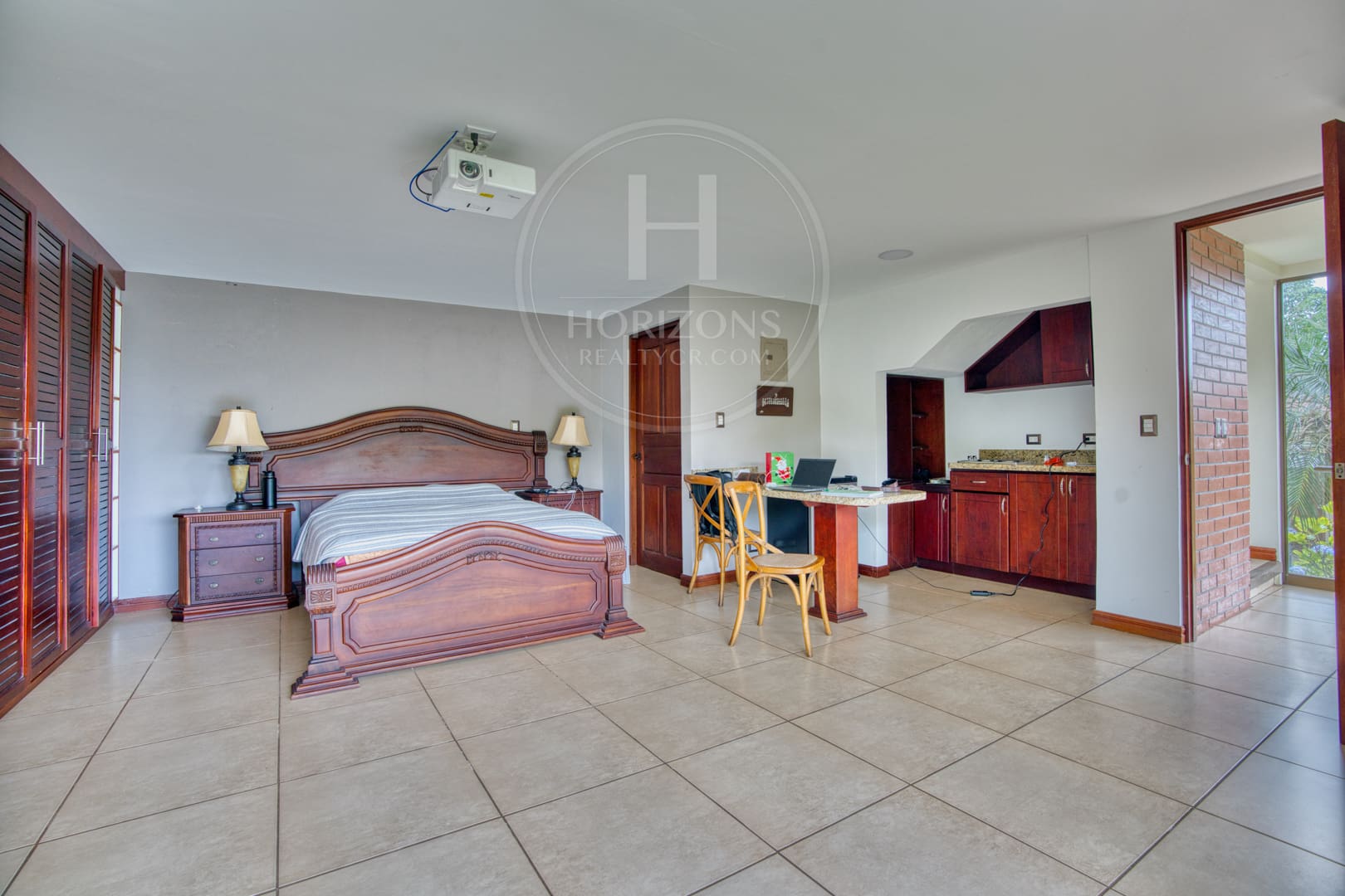 Casa de 1 Planta en Sabanilla 4 Habitaciones + Apartamento en Residencial Pocas Casas nja1317