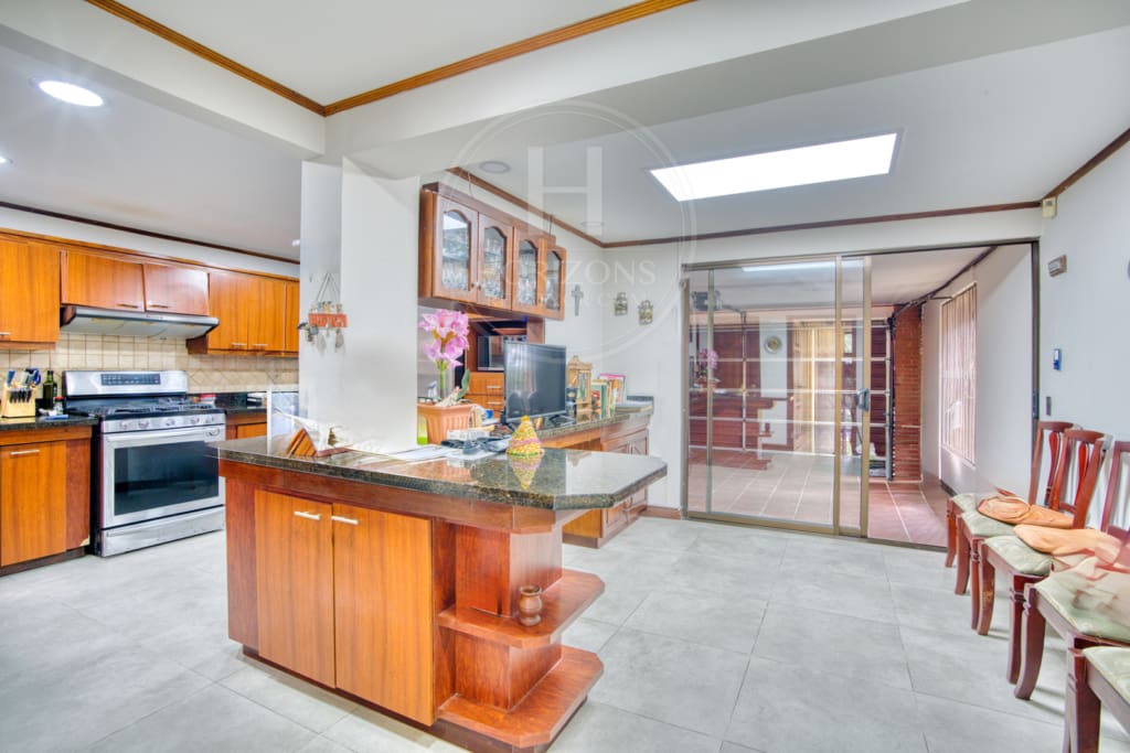 Casa de 1 Planta en Sabanilla 4 Habitaciones + Apartamento en Residencial Pocas Casas nja1317
