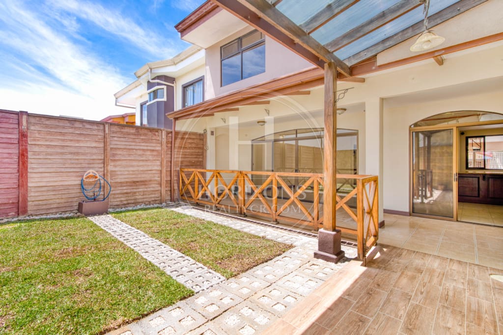 Se Vende en Residencial Casa con Patio  en Tres Rios 3 Habitaciones Oficina noj1068