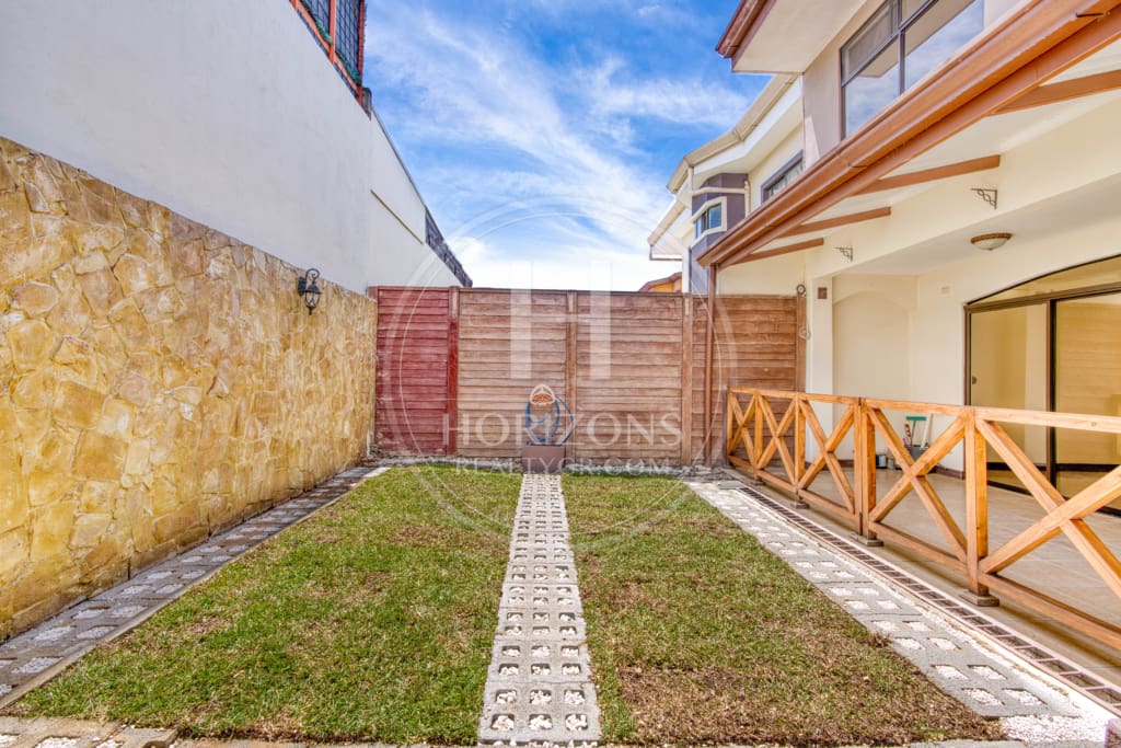 Se Vende en Residencial Casa con Patio  en Tres Rios 3 Habitaciones Oficina noj1068