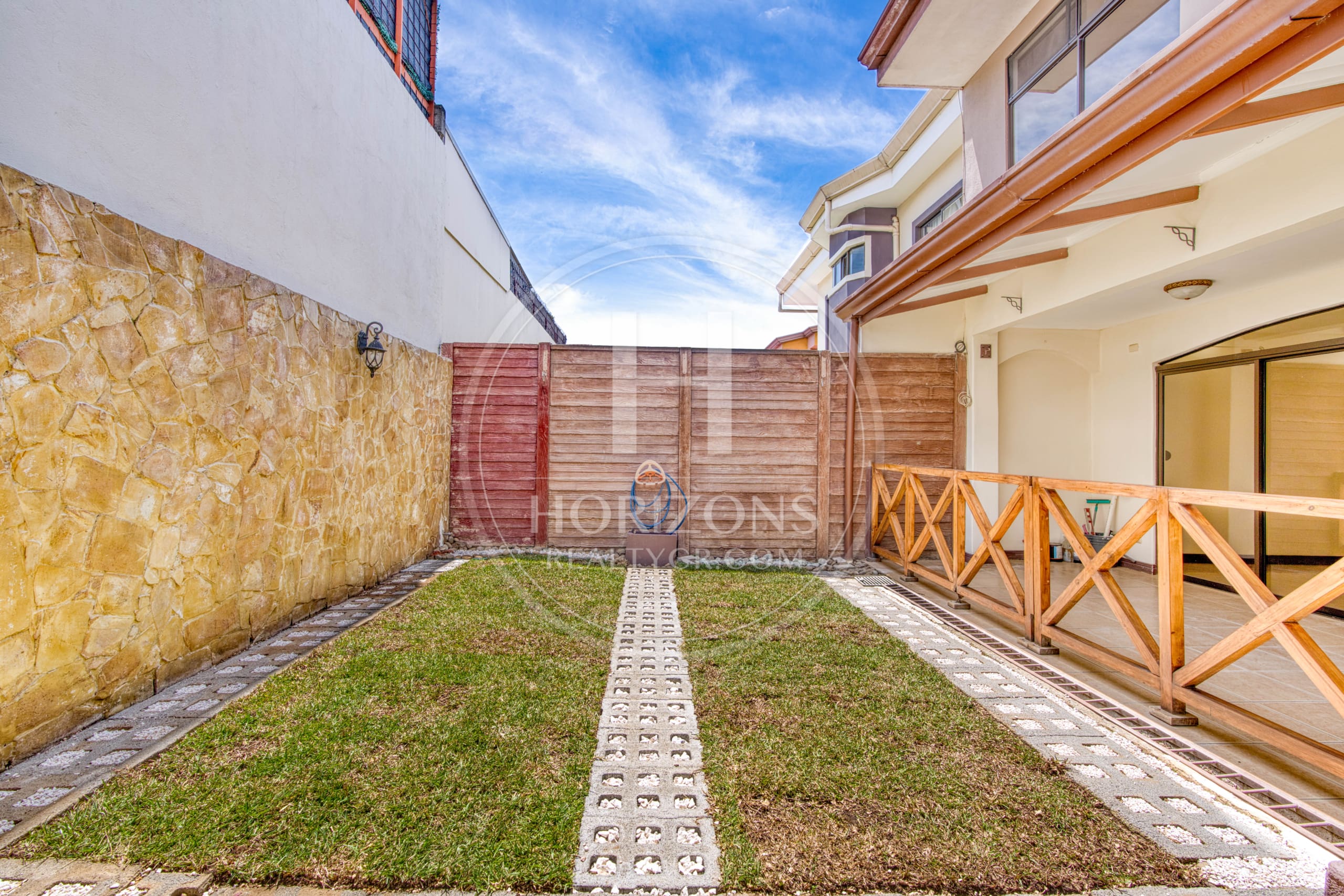 Se Vende en Residencial Casa con Patio  en Tres Rios 3 Habitaciones Oficina noj1068