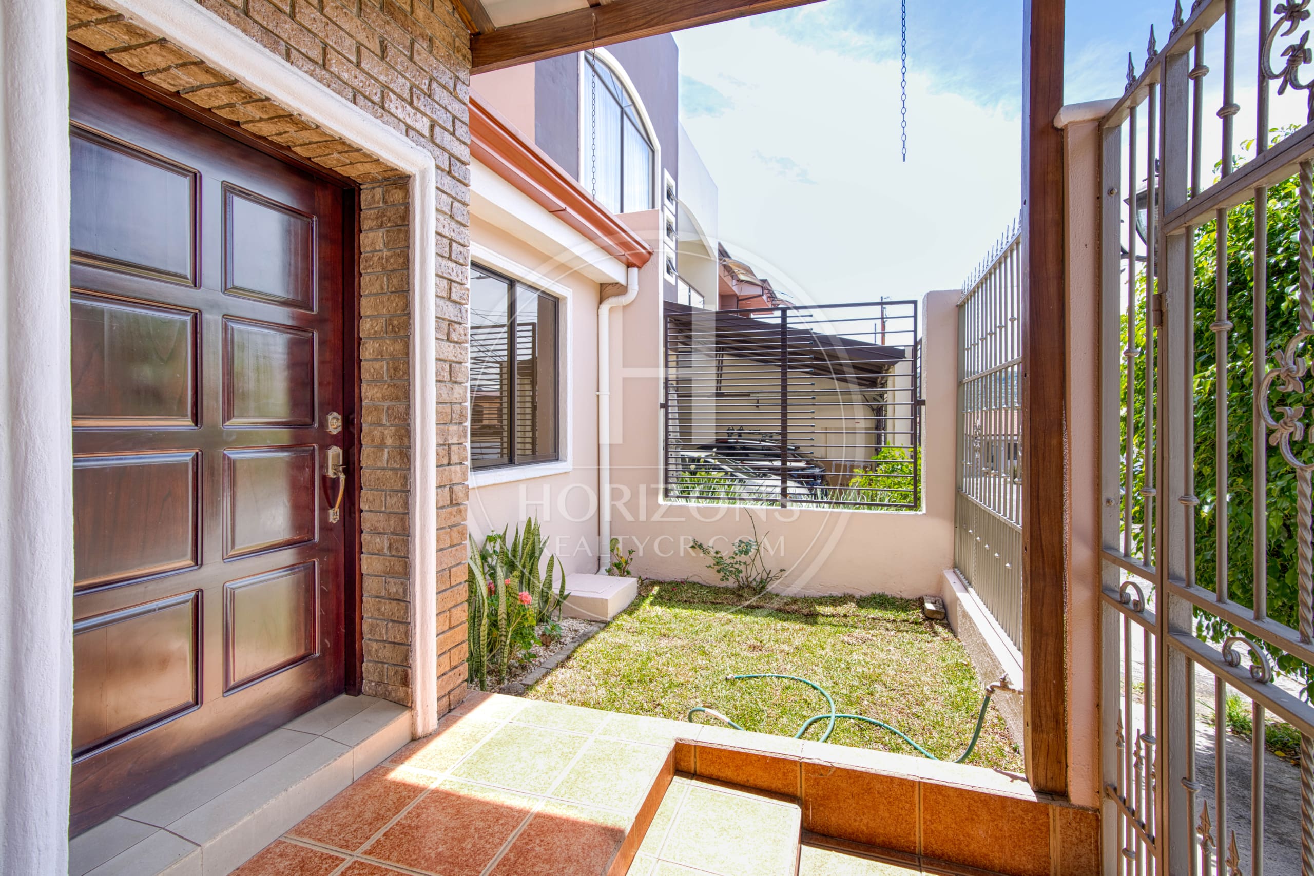 Se Vende en Residencial Casa con Patio  en Tres Rios 3 Habitaciones Oficina noj1068