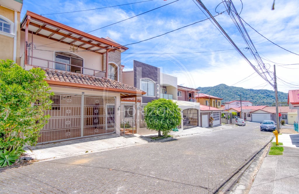 Se Vende en Residencial Casa con Patio  en Tres Rios 3 Habitaciones Oficina noj1068