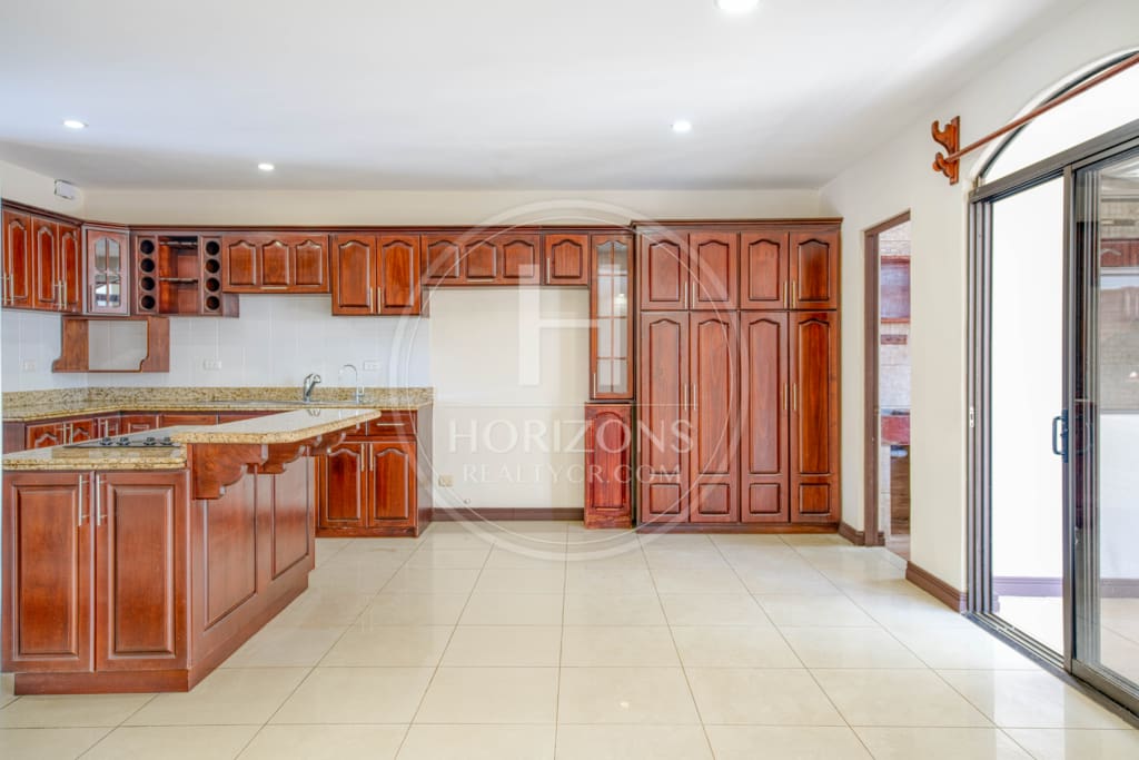 Se Vende en Residencial Casa con Patio  en Tres Rios 3 Habitaciones Oficina noj1068