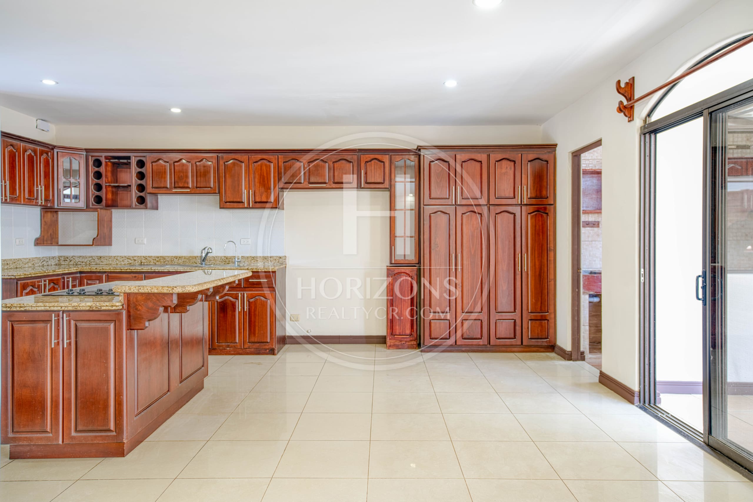 Se Vende en Residencial Casa con Patio  en Tres Rios 3 Habitaciones Oficina noj1068
