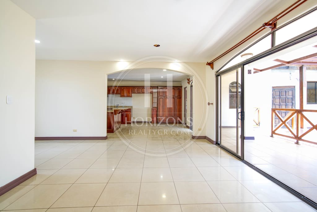 Se Vende en Residencial Casa con Patio  en Tres Rios 3 Habitaciones Oficina noj1068