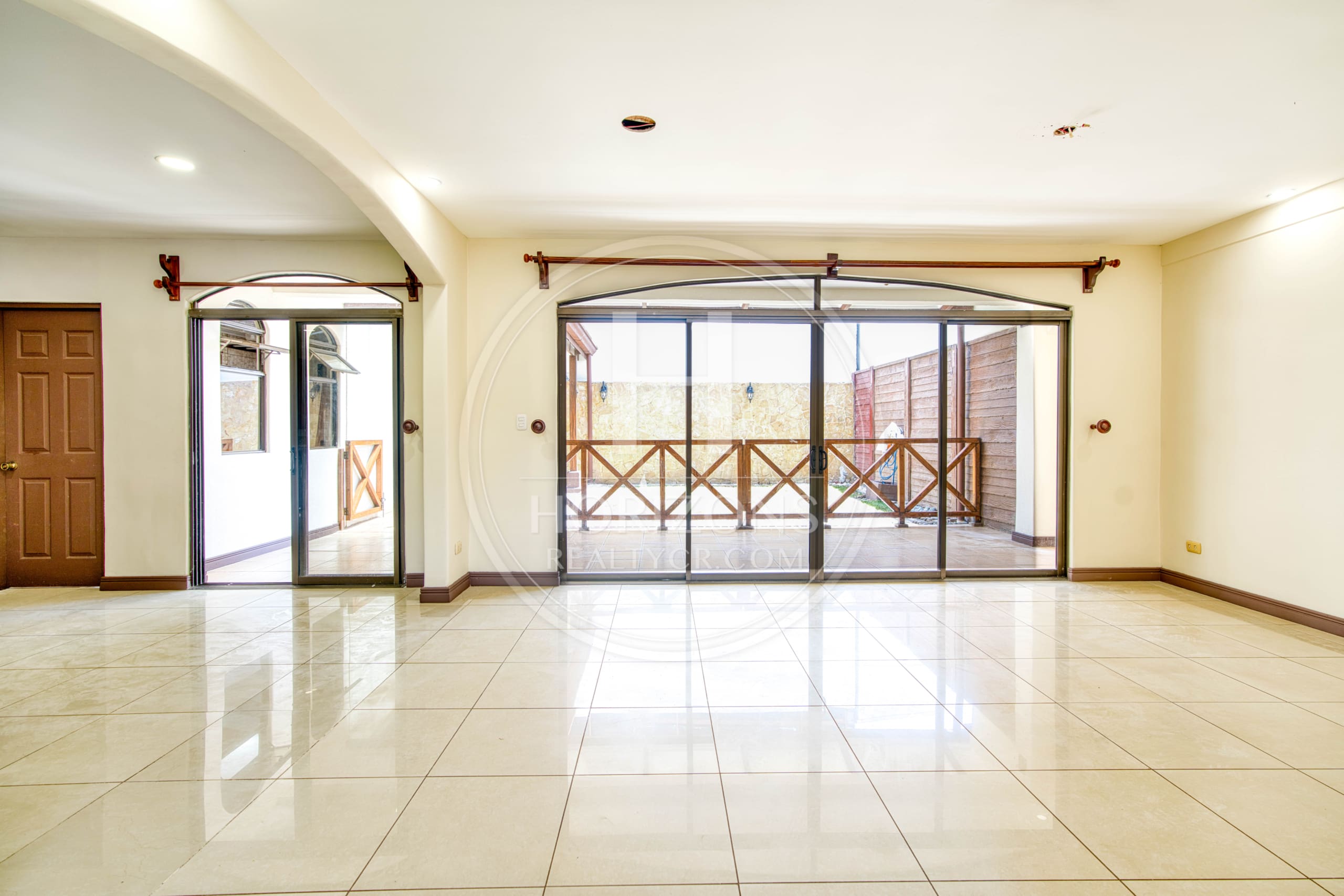 Se Vende en Residencial Casa con Patio  en Tres Rios 3 Habitaciones Oficina noj1068