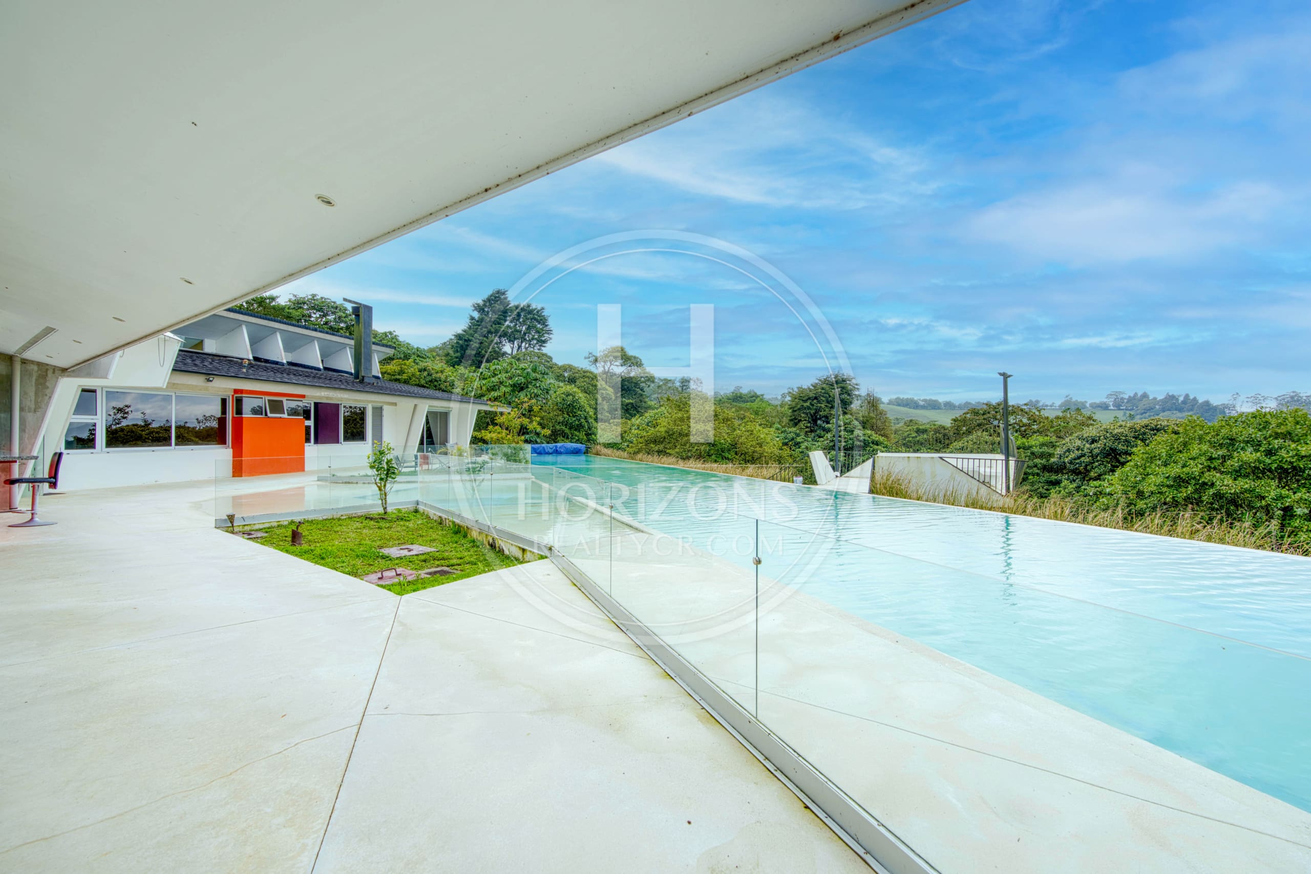 Venta de Exclusiva Residencia en Vazquez de Coronado con Piscina Olímpica y Vistas Panorámicas noj1069