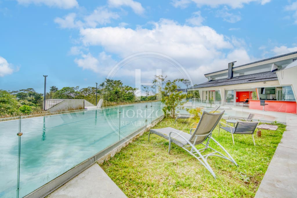 Venta de Exclusiva Residencia en Vazquez de Coronado con Piscina Olímpica y Vistas Panorámicas noj1069