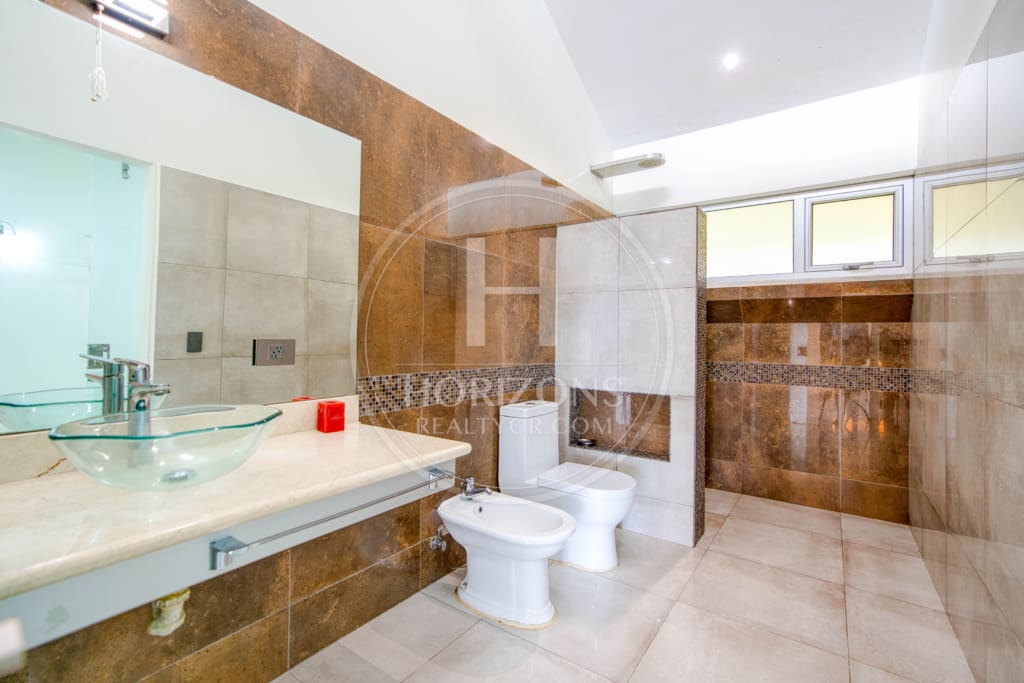 Venta de Exclusiva Residencia en Vazquez de Coronado con Piscina Olímpica y Vistas Panorámicas noj1069