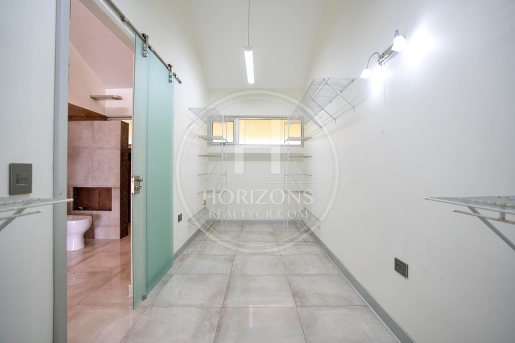 Venta de Exclusiva Residencia en Vazquez de Coronado con Piscina Olímpica y Vistas Panorámicas noj1069
