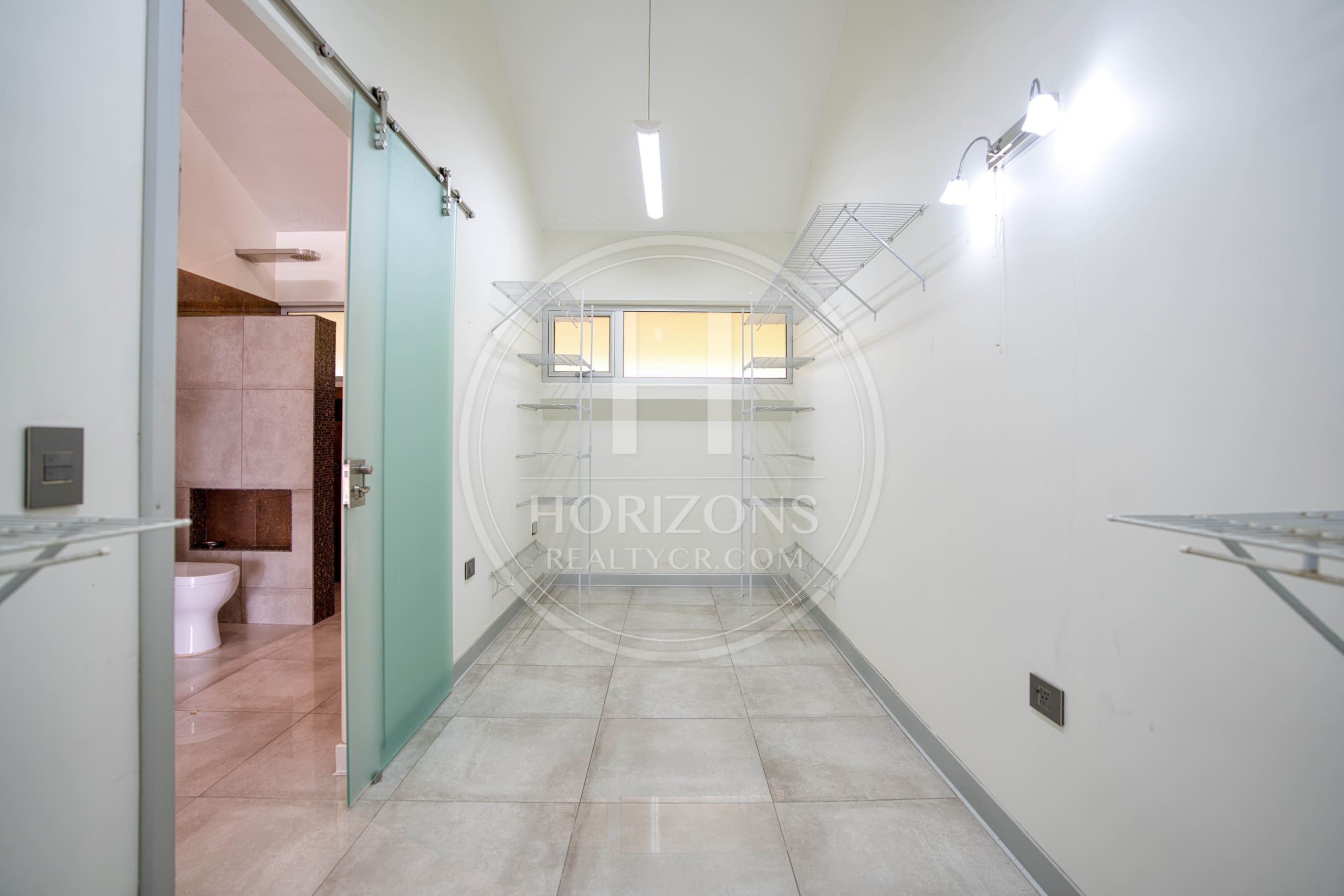 Venta de Exclusiva Residencia en Vazquez de Coronado con Piscina Olímpica y Vistas Panorámicas noj1069