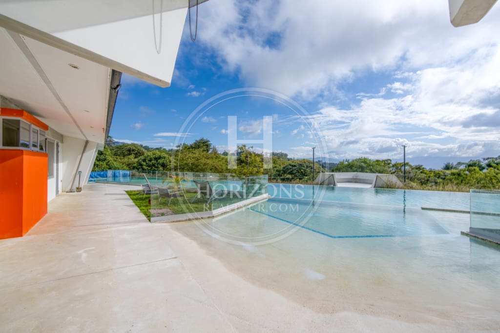 Venta de Exclusiva Residencia en Vazquez de Coronado con Piscina Olímpica y Vistas Panorámicas noj1069