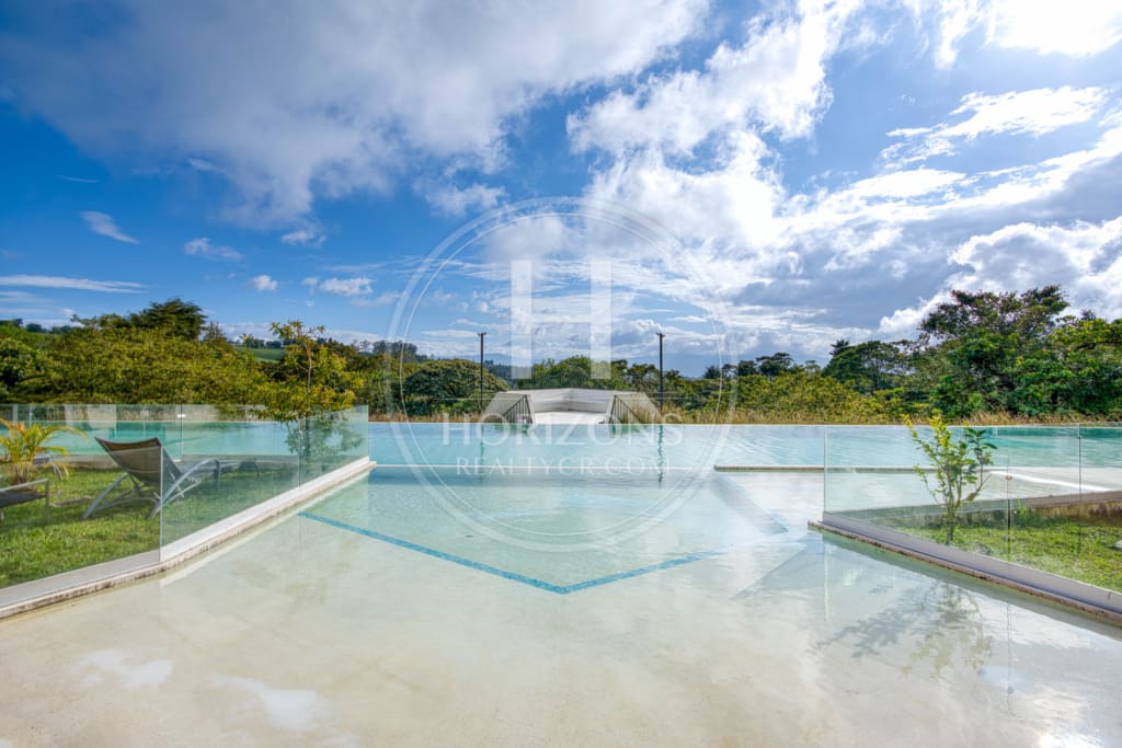 Venta de Exclusiva Residencia en Vazquez de Coronado con Piscina Olímpica y Vistas Panorámicas noj1069