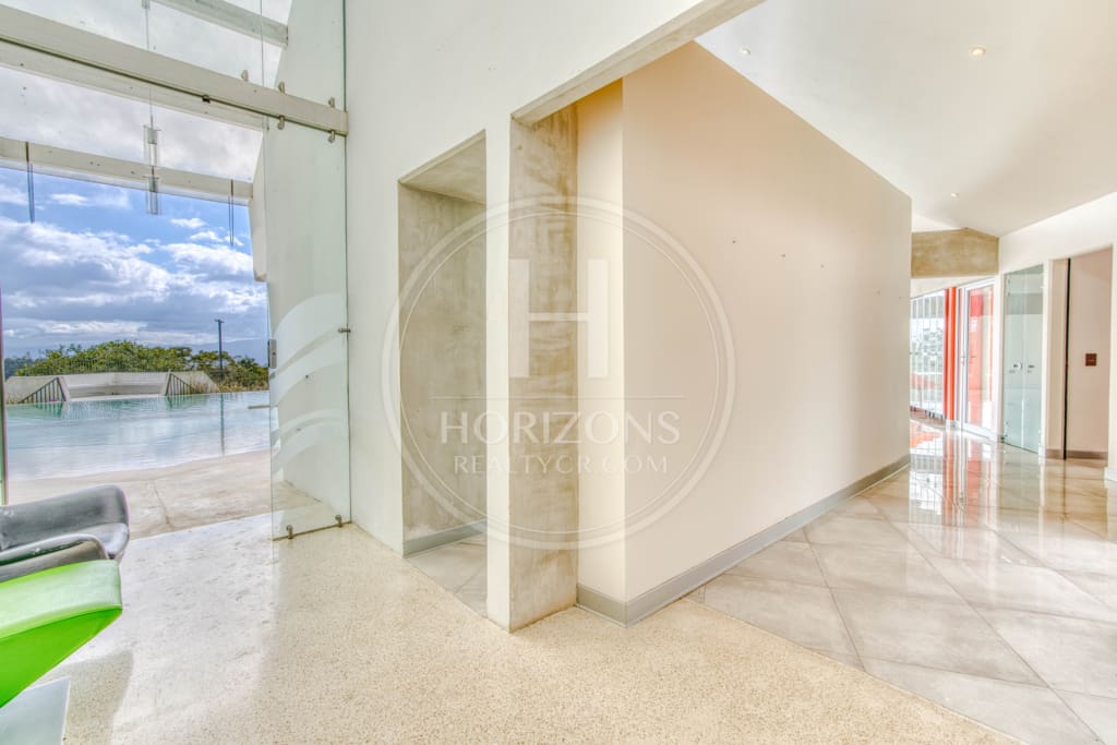 Venta de Exclusiva Residencia en Vazquez de Coronado con Piscina Olímpica y Vistas Panorámicas noj1069
