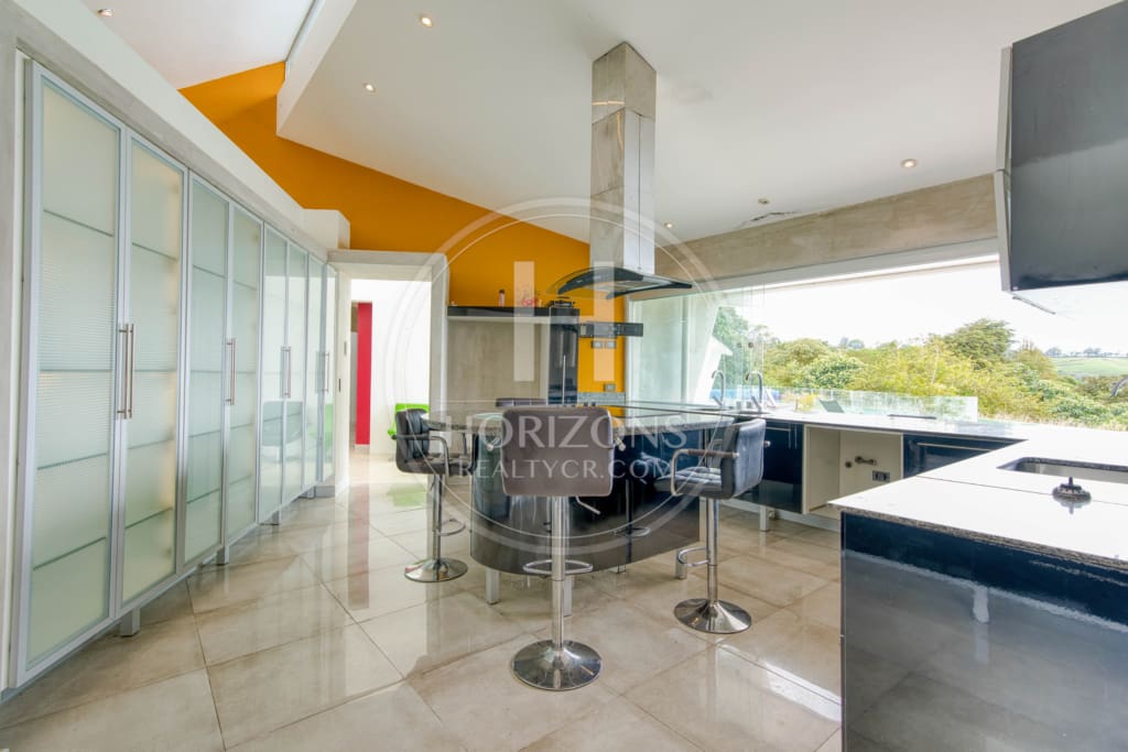 Venta de Exclusiva Residencia en Vazquez de Coronado con Piscina Olímpica y Vistas Panorámicas noj1069