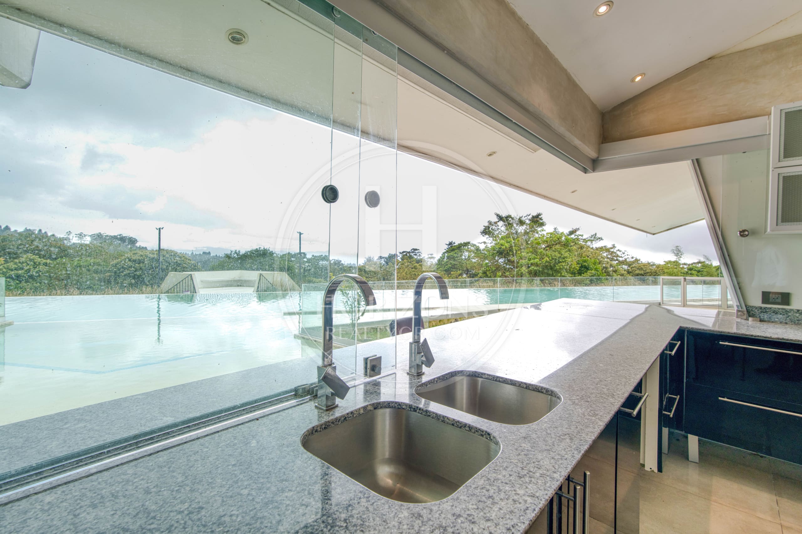 Venta de Exclusiva Residencia en Vazquez de Coronado con Piscina Olímpica y Vistas Panorámicas noj1069