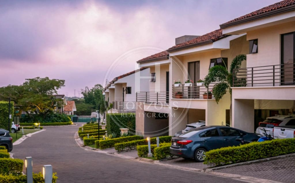 Preventa de Casas de Lujo en Condominio Parques del Sol Santa Ana noj1070