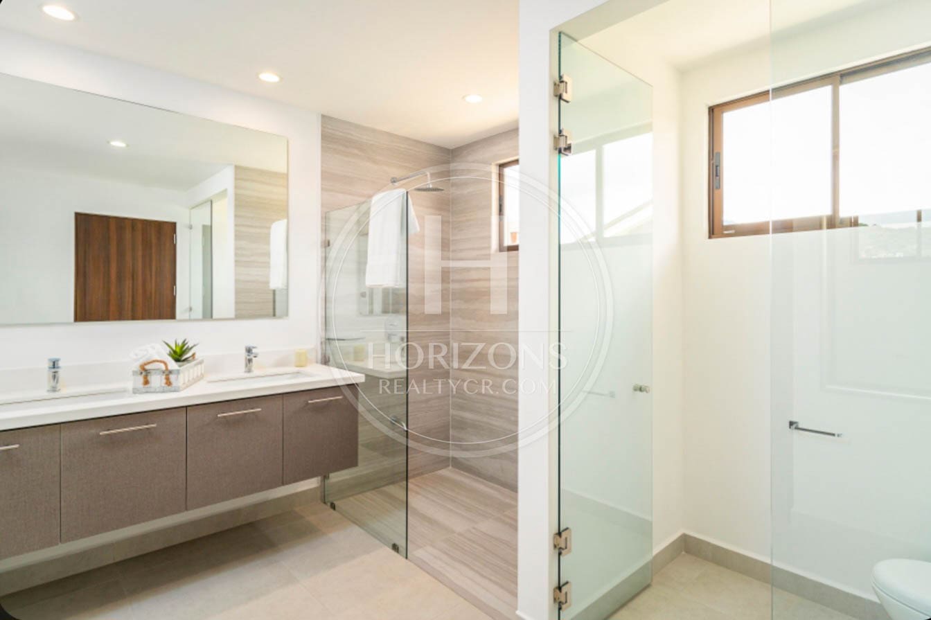Preventa de Casas de Lujo en Condominio Parques del Sol Santa Ana noj1070