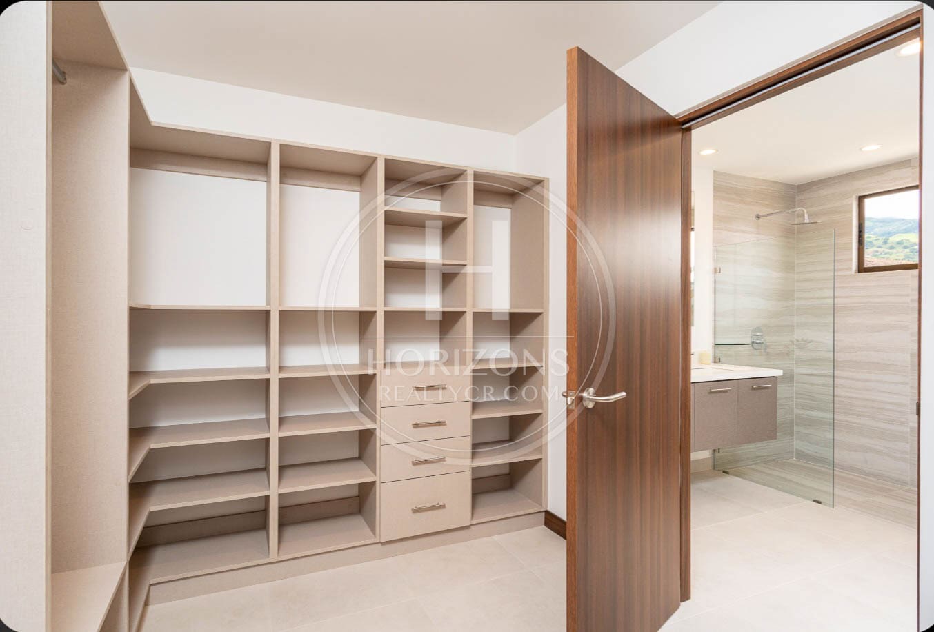 Preventa de Casas de Lujo en Condominio Parques del Sol Santa Ana noj1070