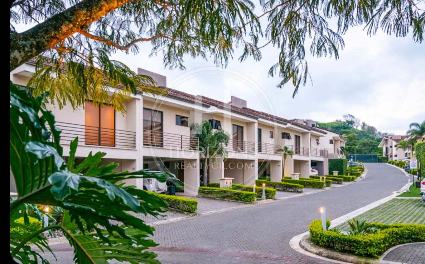 Preventa de Casas de Lujo en Condominio Parques del Sol Santa Ana noj1070
