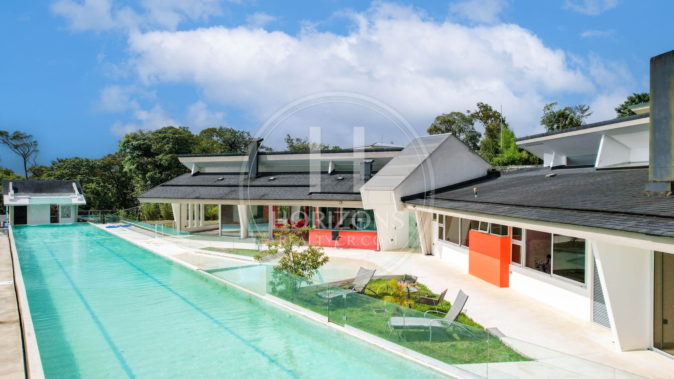 Venta de Exclusiva Residencia en Vazquez de Coronado con Piscina Olímpica y Vistas Panorámicas noj1069