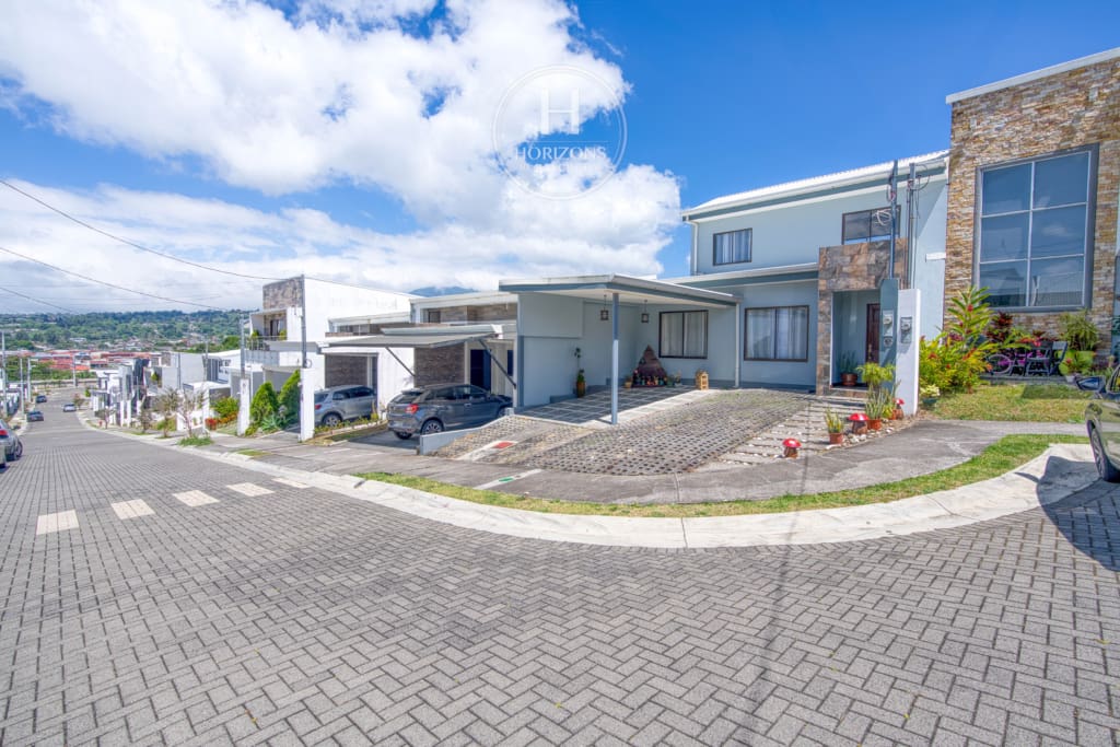 Se Vende Casa en Condominio Terralta 2 Habitaciones + 3 Estacionamientos noj1059