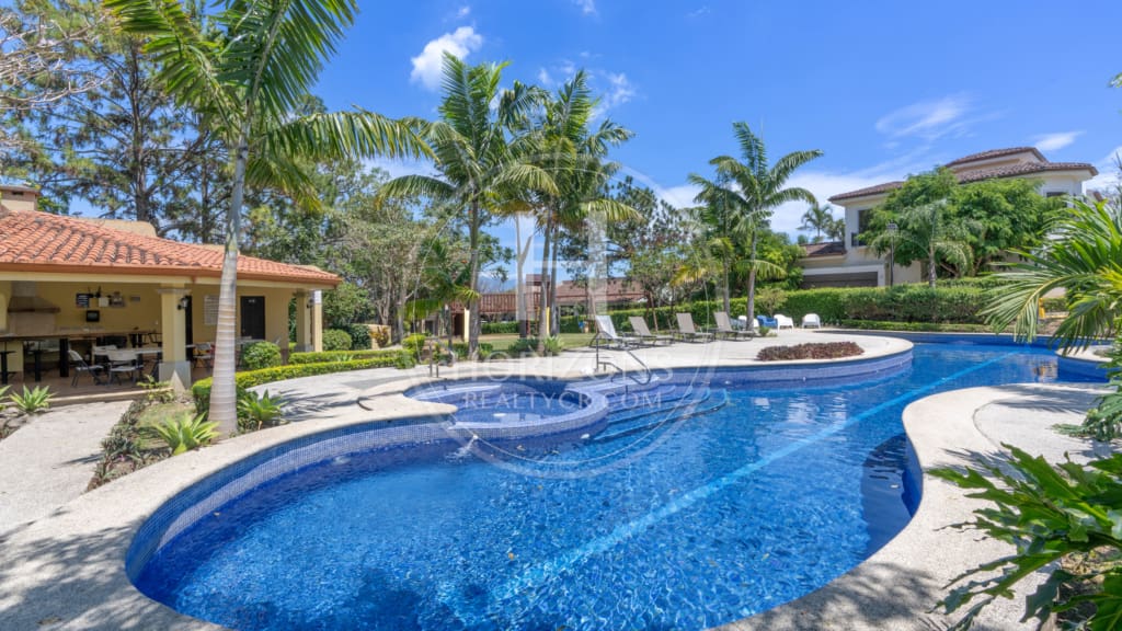 Espaciosa Casa en Condominio Bosque Dorado 613m2 Oportunidad en Santa Ana NOJ1065