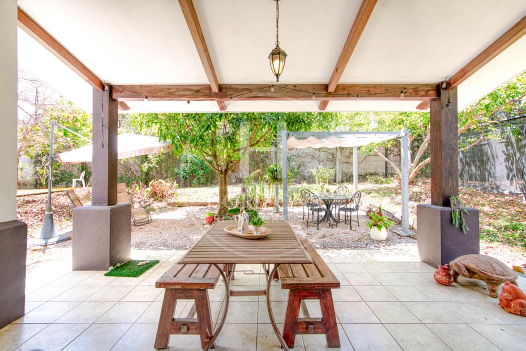 Espaciosa Casa en Condominio Bosque Dorado 613m2 Oportunidad en Santa Ana NOJ1065