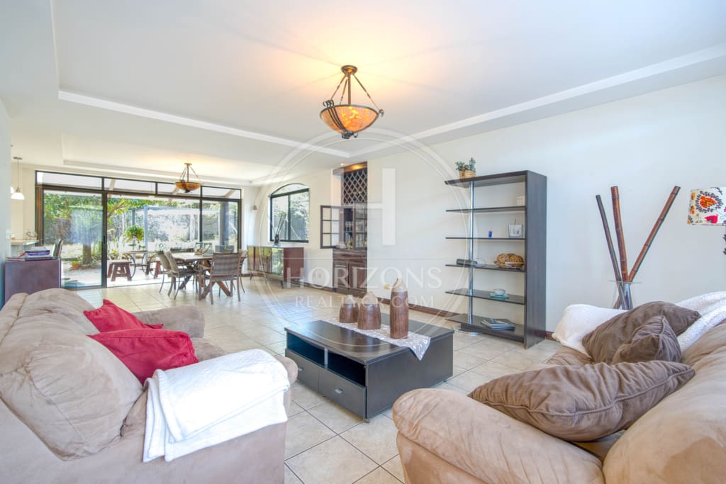 Espaciosa Casa en Condominio Bosque Dorado 613m2 Oportunidad en Santa Ana NOJ1065