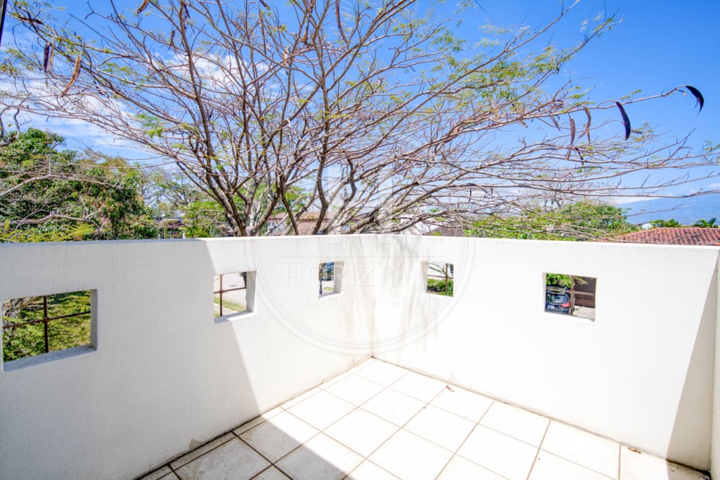 Espaciosa Casa en Condominio Bosque Dorado 613m2 Oportunidad en Santa Ana NOJ1065